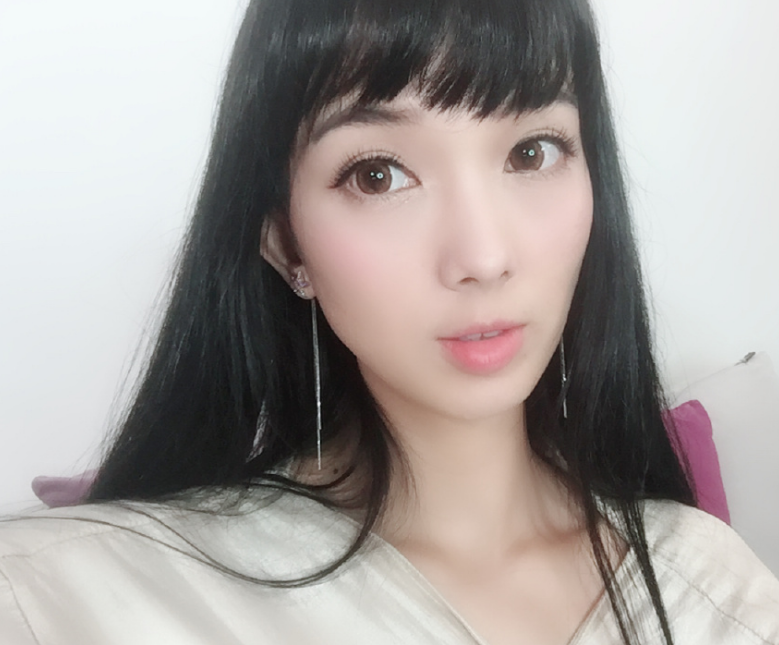 刚出道翘臂气质女神，身材好、颜值高